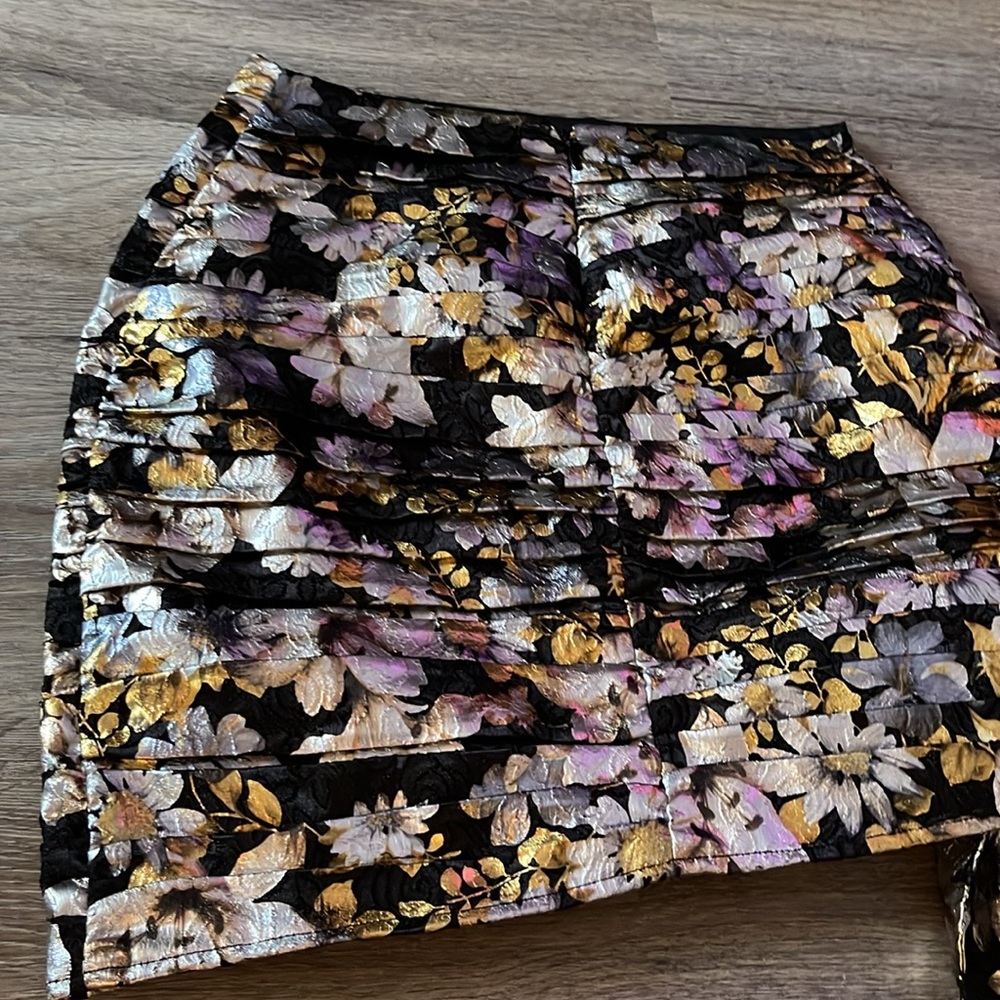 Bebe Ruched Metallic Mini Skirt Size 8 - Picture 12 of 15